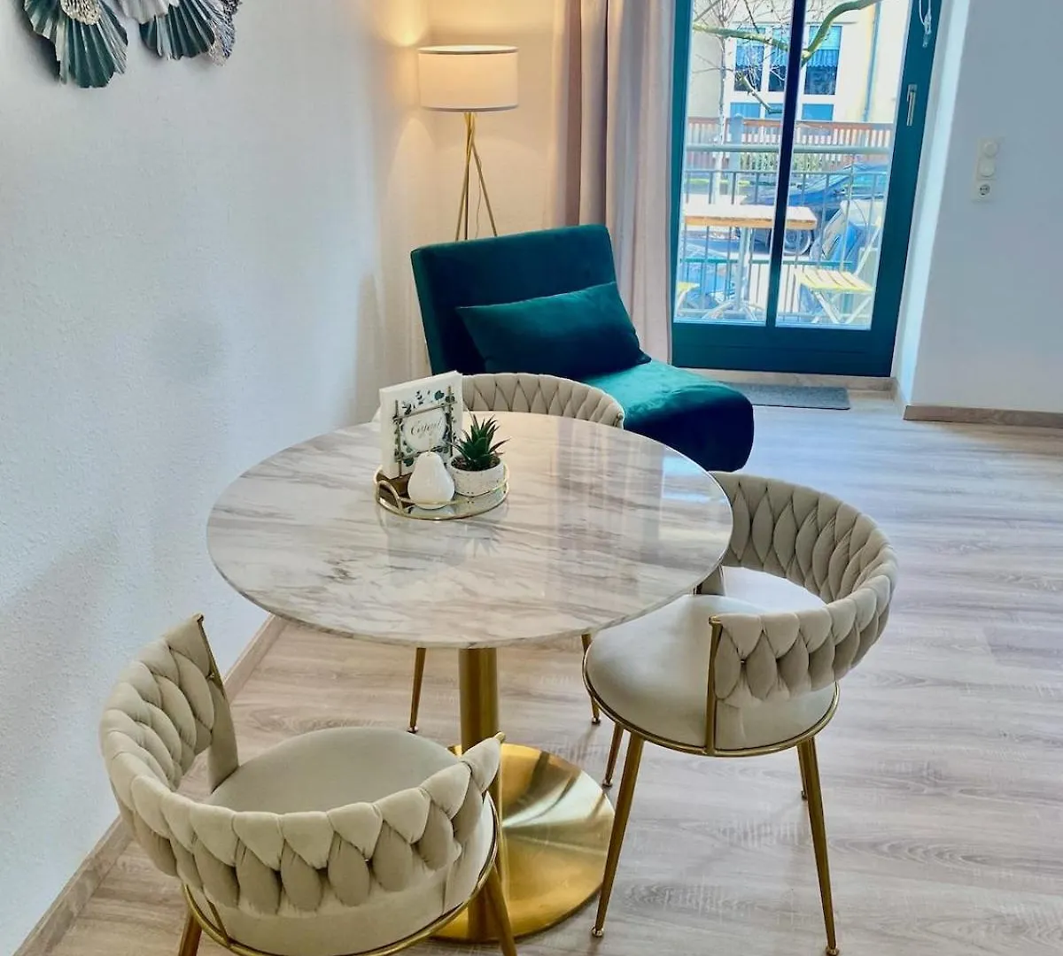 Stylish City Apartment Dresden-Cotta With Balcony